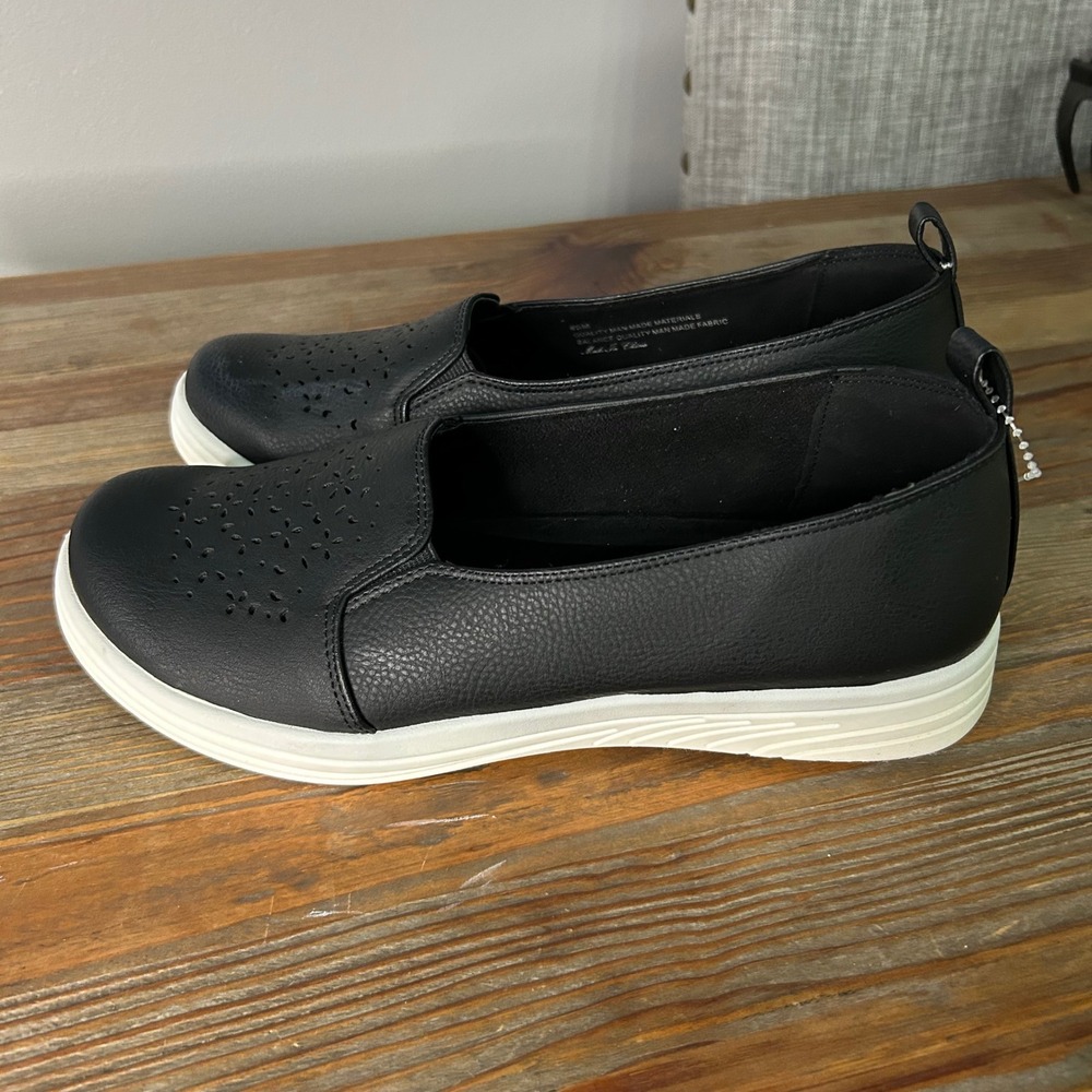 Easy Street Comfort Wave Black Perforated Slip On Sneakers Womens 8.5M